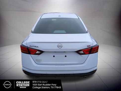 Used 2025 Nissan Altima 2.5 SR w/ SR Premium Package image 3