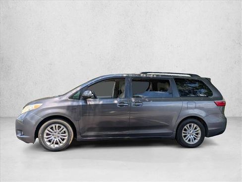 Used 2016 Toyota Sienna XLE FWD image 9