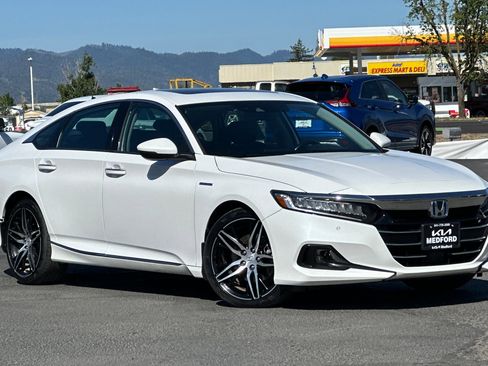 Used 2022 Honda Accord Touring image 2