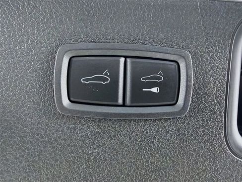 Used 2023 Porsche Macan AWD/4WD image 23