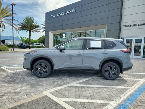 Used 2026 Nissan Rogue SV FWD image 2