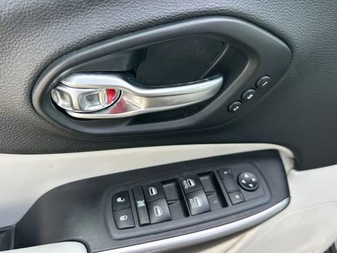 Used 2020 Jeep Cherokee Limited image 12