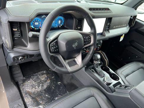 Used 2025 Ford Bronco Badlands image 16