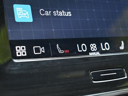 Used 2025 Volvo XC40 B5 Core image 33