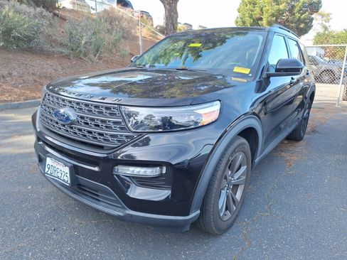 Certified 2022 Ford Explorer XLT w/ Equipment Group 202A image 3