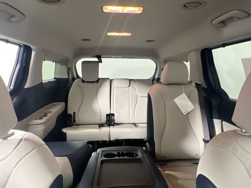New 2026 Kia Carnival EX image 34