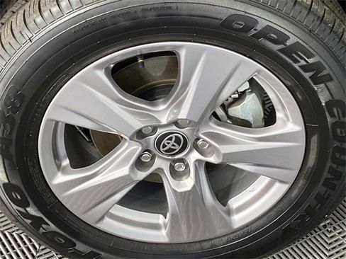 Used 2025 Toyota RAV4 XLE image 31