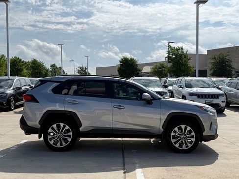 Used 2022 Toyota RAV4 XLE Premium FWD image 5