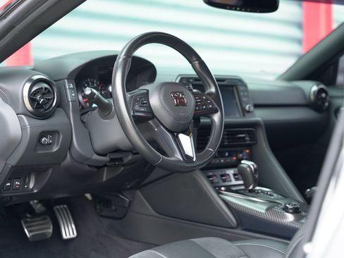 Used 2023 Nissan GT-R Premium w/ Floor Mat Package AWD/4WD image 3