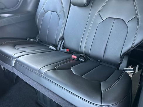 New 2027 Chrysler Pacifica Select FWD image 14