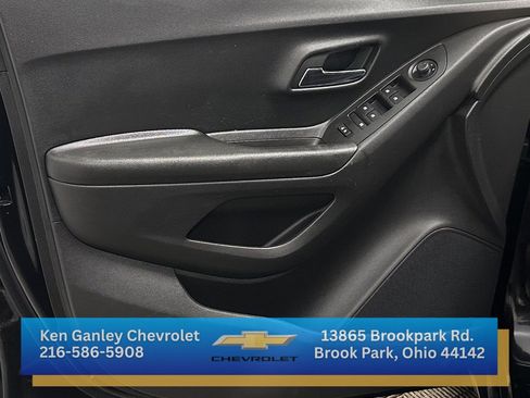Certified 2022 Chevrolet Trax LT w/ Midnight Edition image 7