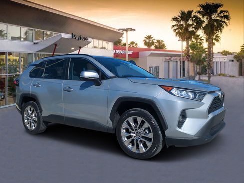 Used 2021 Toyota RAV4 XLE Premium image 1