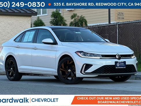 Certified 2025 Volkswagen Jetta SE w/ Sunroof Package image 1