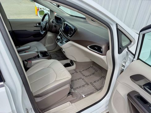 Used 2017 Chrysler Pacifica Touring-L FWD image 20