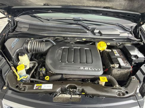 Used 2016 Chrysler Town & Country Limited FWD image 28