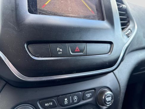 Used 2020 Jeep Cherokee Latitude Plus w/ Cold Weather Group AWD/4WD image 18