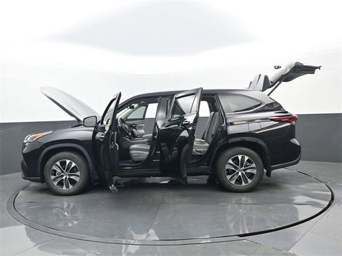Used 2024 Toyota Highlander XLE image 35