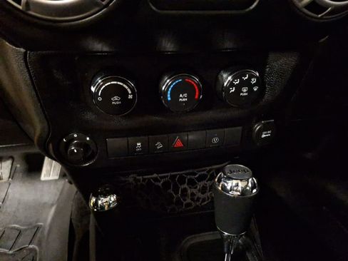 Used 2015 Jeep Wrangler Unlimited Rubicon image 24