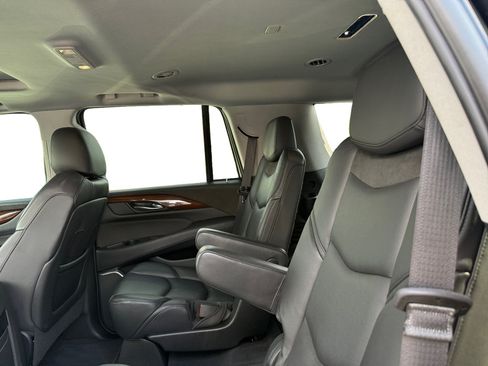 Used 2019 Cadillac Escalade Luxury w/ Escalade Sport Edition AWD/4WD image 12