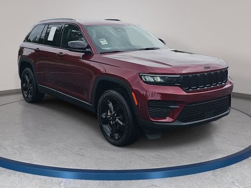 Used 2024 Jeep Grand Cherokee Altitude AWD/4WD image 3