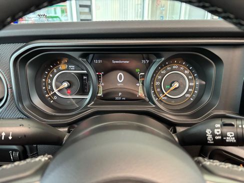 Used 2025 Jeep Wrangler Unlimited Rubicon AWD/4WD image 18