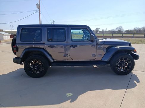 Used 2025 Jeep Wrangler Sahara image 9