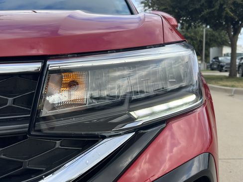 Certified 2022 Volkswagen Taos SE image 6