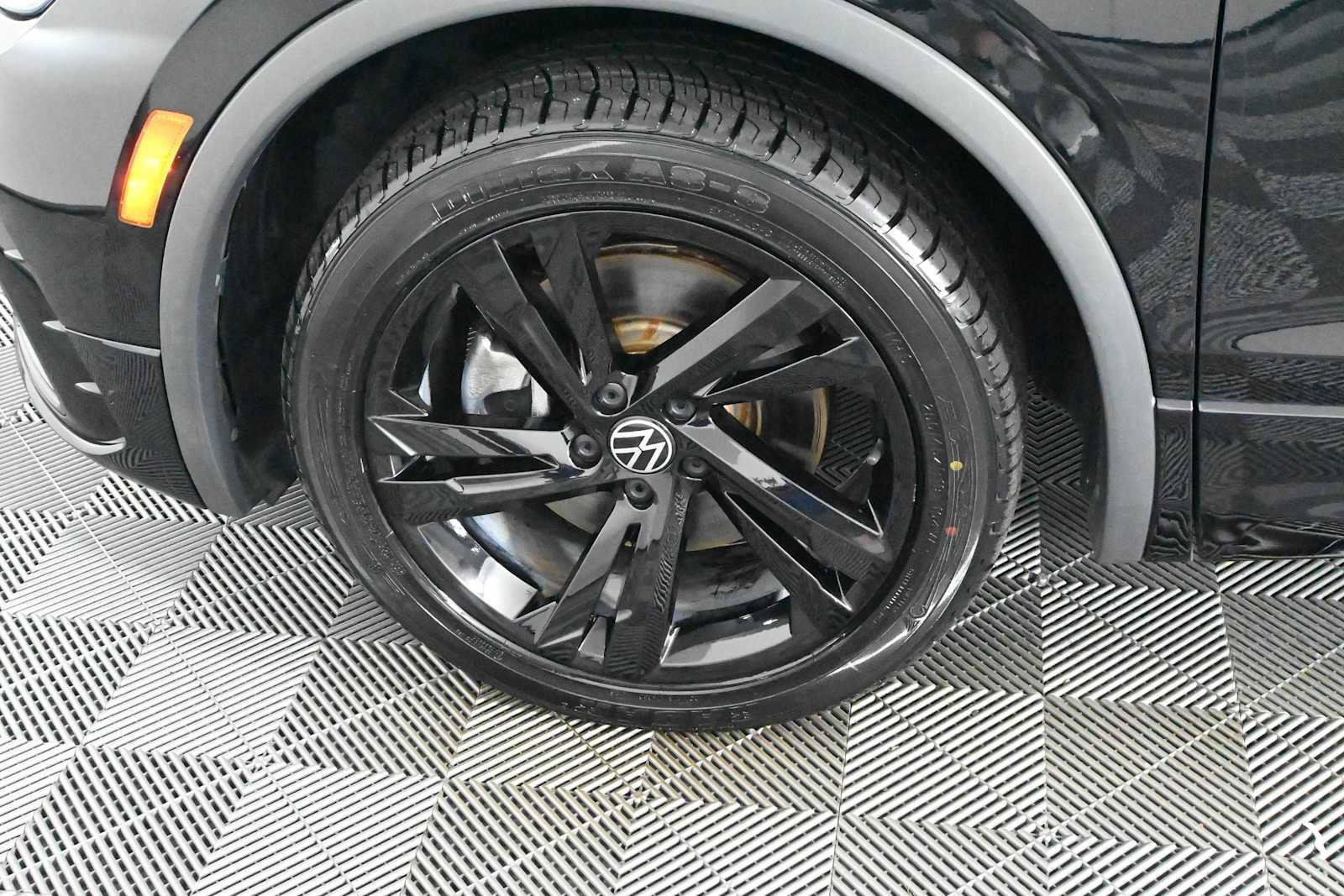 Certified 2023 Volkswagen Tiguan SE R-Line FWD image 28