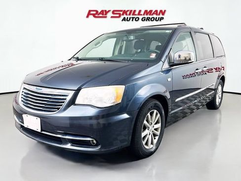 Used 2014 Chrysler Town & Country Touring-L FWD image 3