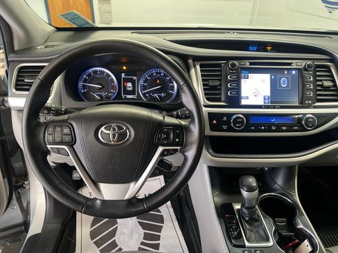 Used 2018 Toyota Highlander XLE AWD/4WD image 18