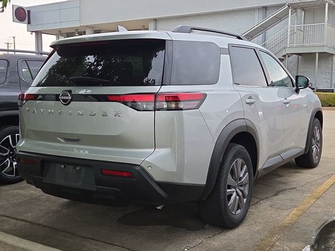 Used 2025 Nissan Pathfinder SV FWD image 4