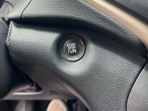 Used 2016 Jeep Cherokee Latitude w/ Comfort/Convenience Group image 12