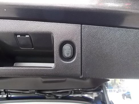 Used 2018 Chevrolet Suburban LT image 16