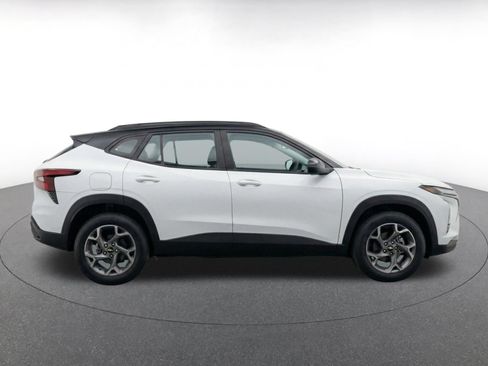 Used 2025 Chevrolet Trax LT FWD image 10