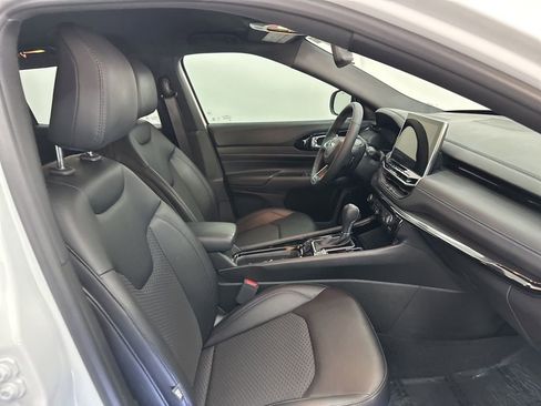 Used 2025 Jeep Compass Latitude w/ Altitude Special Edition image 28