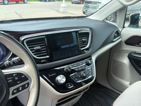 Used 2017 Chrysler Pacifica Limited w/ Advanced Safetytec Group FWD image 17