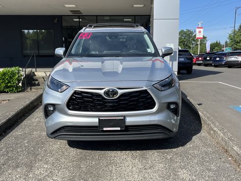 Used 2023 Toyota Highlander XLE AWD/4WD image 2