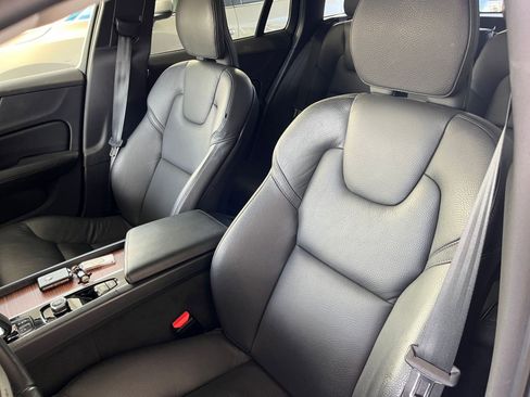 Used 2025 Volvo V60 B5 Cross Country Plus image 36