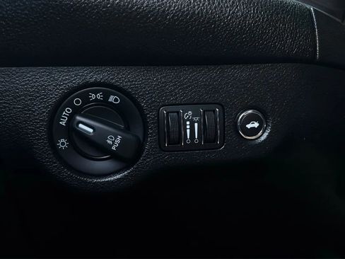 Used 2015 Dodge Challenger R/T RWD image 49