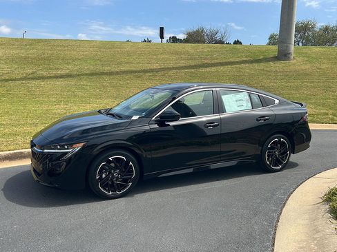 New 2026 Nissan Sentra SR w/ Floor Mat Package FWD image 3