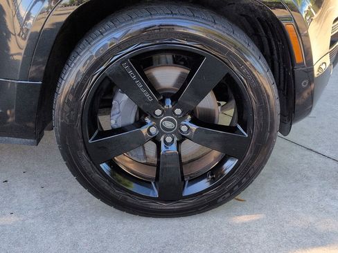 Used 2024 Land Rover Defender 130 X-Dynamic SE image 28