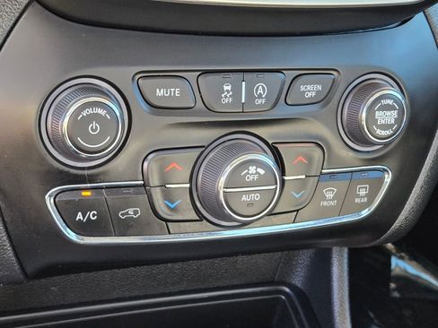 Used 2019 Jeep Cherokee Trailhawk image 20