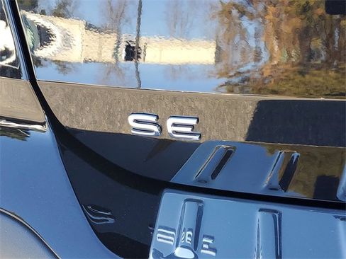 Certified 2025 Volkswagen Taos SE image 7