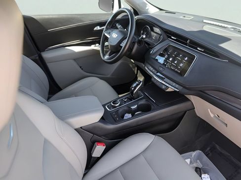 Used 2023 Cadillac XT4 Luxury w/ Cold Weather Package FWD image 31