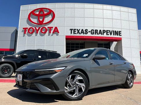 Used 2025 Hyundai Elantra Limited image 2