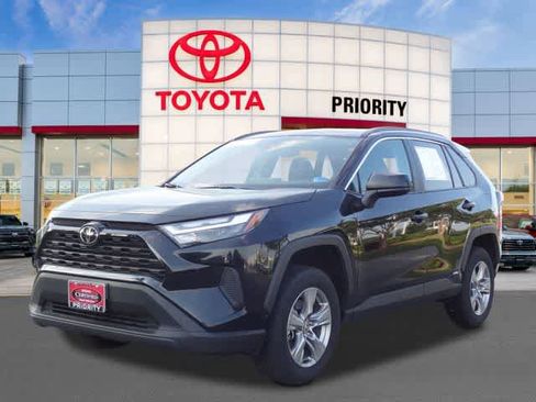 Certified 2025 Toyota RAV4 LE AWD/4WD image 1