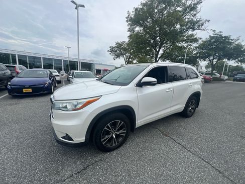 Used 2016 Toyota Highlander XLE AWD/4WD image 3