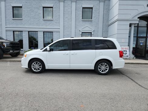 Used 2020 Dodge Grand Caravan SXT FWD image 2