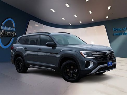 New 2026 Volkswagen Atlas Peak Edition image 2