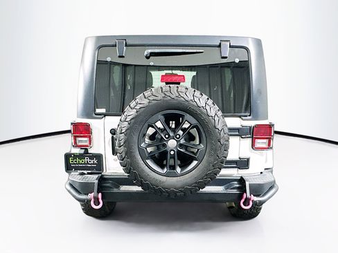 Used 2017 Jeep Wrangler Unlimited Sahara AWD/4WD image 7
